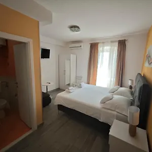 Gostinjska kuća Nirvana & ***
